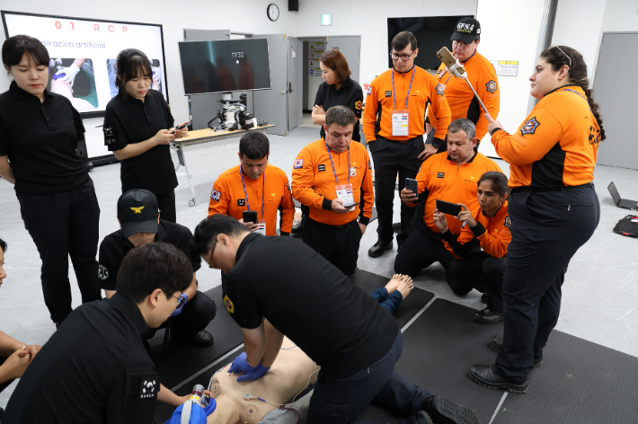 광주광역시 소방안전본부는 오는 27일부터 7월 5일까지 파라과이 아순시온에서 파라과이 자위소방대 소속 50여 명을 대상으로 재난대응 및 응급의료서비스 역량 강화를 위한 연수 교육을 실시한다. 광주시 제공