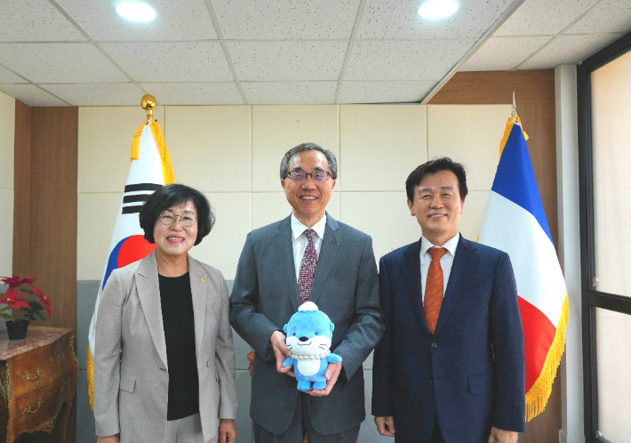 문승현 주프랑스 대사(중앙)와 조규일 진주시장. 진주시청 제공