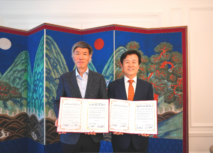 이일열 주프랑스 한국문화원장과 조규일 진주시장. 진주시처 제공