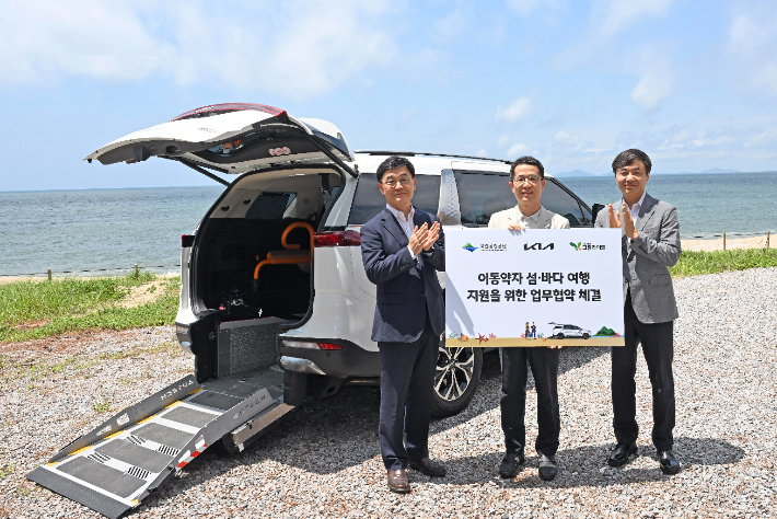 (왼쪽부터) 주대영 국립공원공단 이사장, 이덕현 기아 지속가능경영실장, 이재강 사단법인 그린라이트 회장. 기아 제공