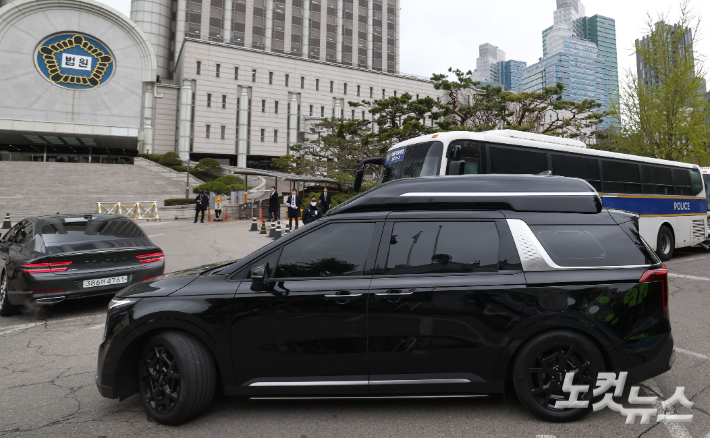 내란 우두머리 혐의로 기소된 윤석열 전 대통령의 첫 정식 형사재판에 윤 전 대통령이 탑승한 차량이 서울 서초구 서울중앙지방법원 지하주차장으로 들어가고 있다. 사진공동취재단