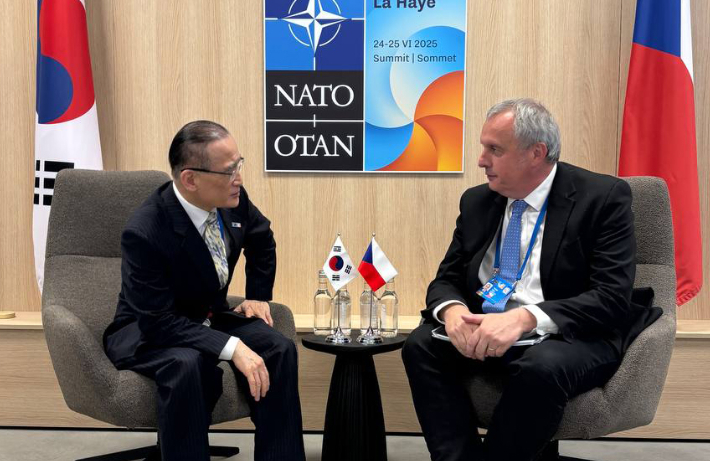 네덜란드 헤이그에서 개최된 NATO 정상회의에 이재명 대통령을 대신해 참석한 위성락 안보실장이 토마쉬 포야르 체코 국가안보보좌관을 면담했다고 대통령실이 25일 전했다. 대통령실 제공