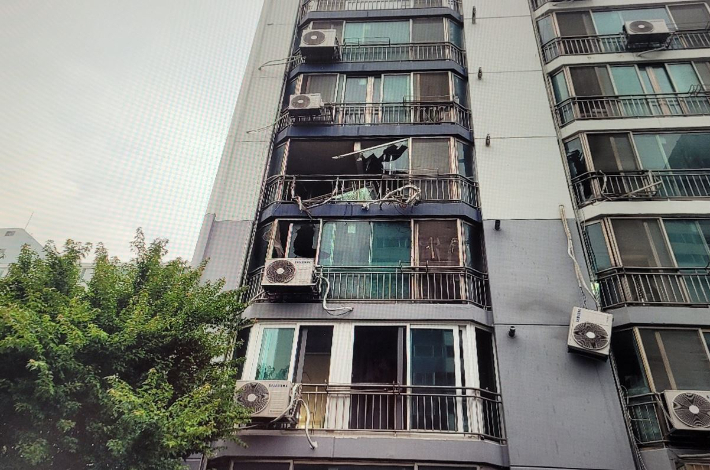 지난 25일 오후 7시 8분쯤 전북 익산시 부송동의 한 아파트에서 실외기가 폭발해 이웃 세대의 유리창이 깨지거나 주차된 차량이 파편에 맞는 등 피해가 발생했다. 전북소방본부 제공