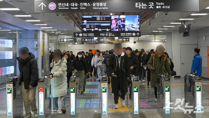 수도권 광역급행철도 GTX-A 서울역에서 이용객들이 개찰구를 빠져나오고 있다. 박종민 기자