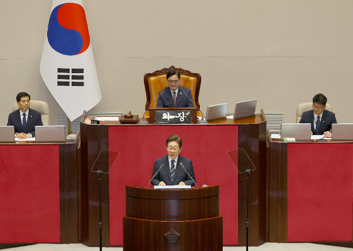 [속보]李대통령 "경제위기에 '긴축' 고집은 무책임한 방관"