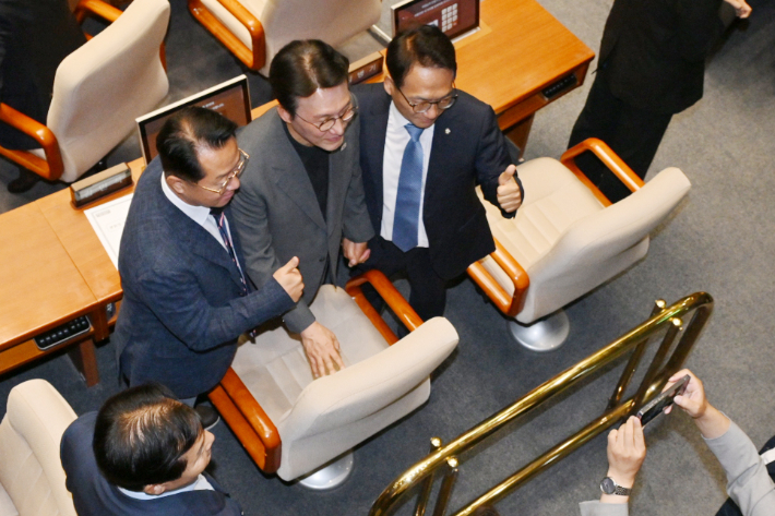 與 "김민석 보고서 합의 안되면 본회의 직권상정 표결"