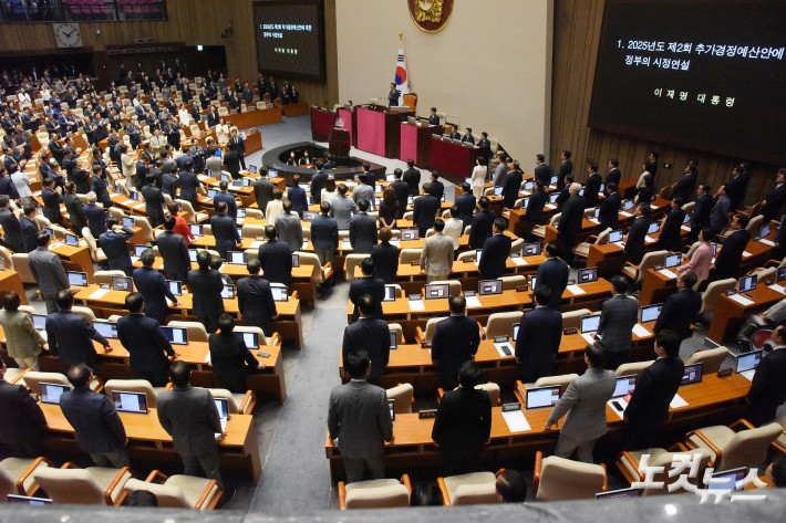 이재명 대통령이 26일 서울 여의도 국회에서 2025년도 제2회 추가경정예산안에 대한 정부의 시정연설을 위해 본회의장에 들어서는 가운데 국민의힘 의원들이 박수를 치고 않고 있다.