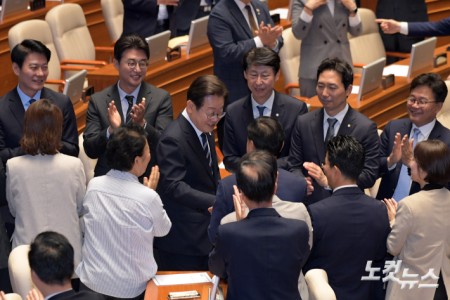 이재명 대통령이 26일 서울 여의도 국회에서 2025년도 제2회 추가경정예산안에 대한 정부의 시정연설을 위해 본회의장에 들어서며 의원들과 인사를 하고 있다.