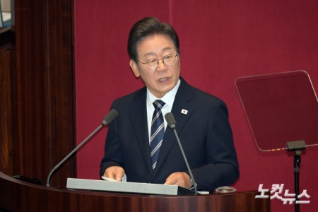 이재명 대통령이 26일 서울 여의도 국회에서 열린 본회의에서 2025년도 제2회 추가경정예산안에 대한 정부의 시정연설을 하고 있다.