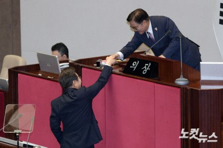 이재명 대통령이 26일 서울 여의도 국회에서 열린 본회의에서 2025년도 제2회 추가경정예산안에 대한 정부의 시정연설을 마치고 우원식 국회의장과 인사를 하고 있다.