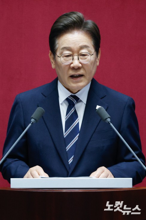 이재명 대통령이 26일 오전 서울 여의도 국회에서 열린 제426회국회(임시회) 제2차 본회의에서 2025년도 제2회 추가경정예산안에 대한 정부의 시정연설을 하고 있다.
