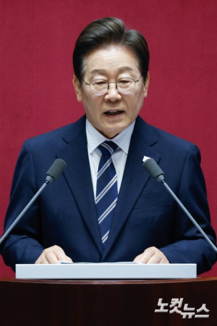 이재명 대통령이 26일 오전 서울 여의도 국회에서 열린 제426회국회(임시회) 제2차 본회의에서 2025년도 제2회 추가경정예산안에 대한 정부의 시정연설을 하고 있다.