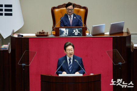 이재명 대통령이 26일 오전 서울 여의도 국회에서 열린 제426회국회(임시회) 제2차 본회의에서 2025년도 제2회 추가경정예산안에 대한 정부의 시정연설을 하고 있다.