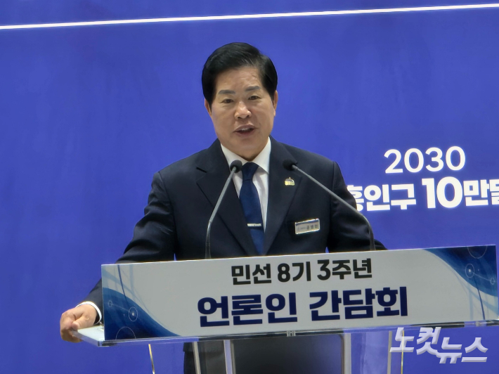 공영민 고흥군수가 26일 언론인 간담회에서 발언하고 있다. 고영호 기자