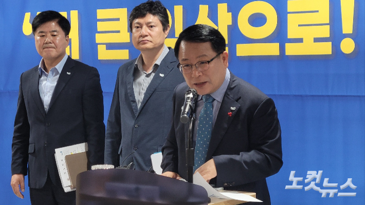 정헌율 익산시장이 26일 기자회견을 통해 코스트코 입점이 확정됐다고 밝혔다. 도상진 기자