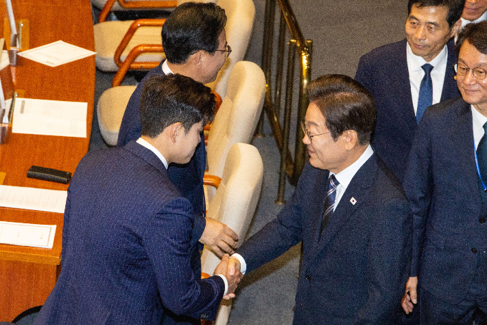 이재명 대통령이 26일 국회 본회의장에서 추가경정예산 시정연설을 마친 뒤 국민의힘 김용태 비상대책위원장과 악수하고 있다. 국회사진기자단
