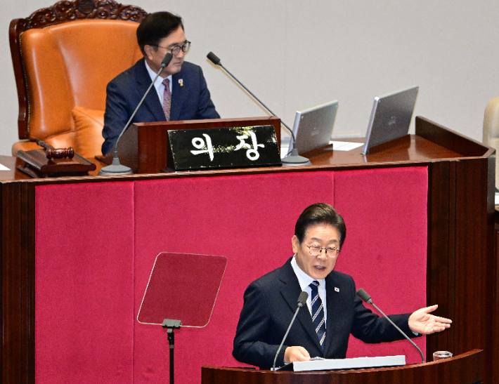 이재명 대통령이 26일 국회 본회의장에서 추가경정예산 시정연설을 하고 있다. 연합뉴스