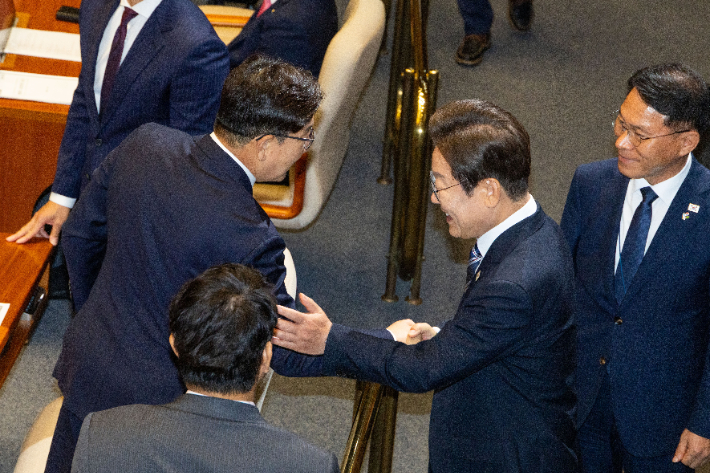 입장 與, 퇴장 野 먼저 손 내민 李…권성동 '어깨 툭'