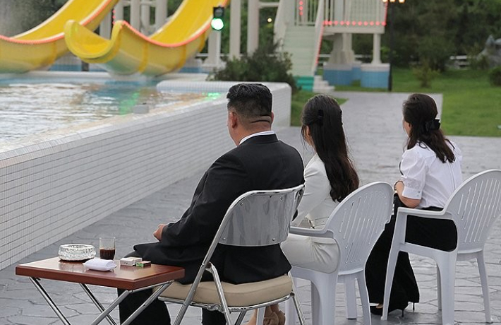 北 리설주 명품백들고 1년 반만에 공개활동…일가족 총출동