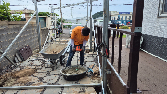 태양광 공사중인 박현모 목사. 본인 제공