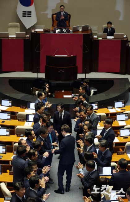본회의장서 의원들과 인사