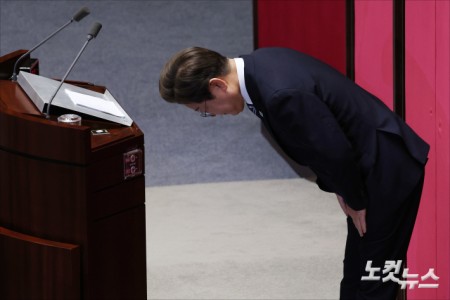 이재명 대통령이 26일 오전 서울 여의도 국회 본회의장에서 추가경정예산안(추경안) 시정연설을 마친 뒤 인사를 하고 있다.