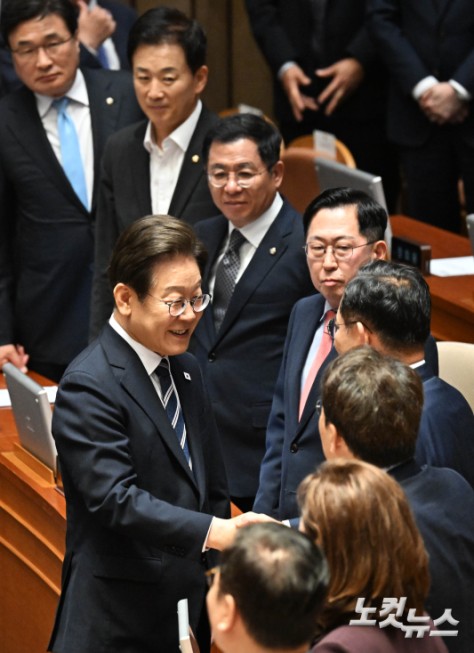 이재명 대통령이 26일 오전 서울 여의도 국회에서 열린 제426회국회(임시회) 제2차 본회의에서 2025년도 제2회 추가경정예산안에 대한 정부의 시정연설을 마치고 국민의힘 의원들과 인사를 하고 있다.