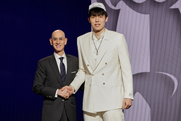 애덤 실버 NBA 총재와 양한센. 연합뉴스 