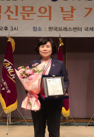 전국지역신문협회 의정 대상을 수상한 박혜숙 전주시의원. 전주시의회 제공