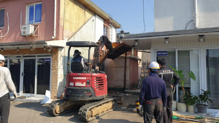 성매매 집결지 내 위반 건축물에 대한 행정대집행. 파주시 제공