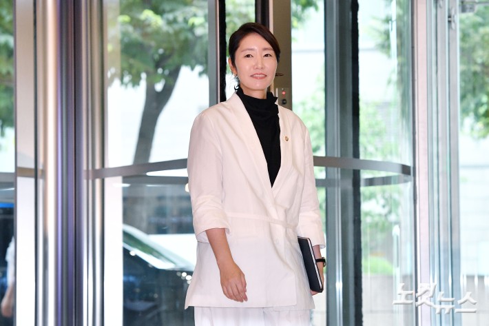 강선우 여성가족부 장관 후보자가 26일 오후 서울 종로구 이마빌딩에 마련된 인사청문회 사무실로 출근하고 있다.