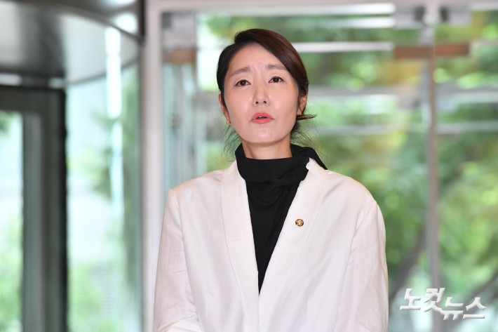 강선우 여성가족부 장관 후보자가 26일 오후 서울 종로구 이마빌딩에 마련된 인사청문회 사무실로 출근하며 소감을 밝히고 있다.