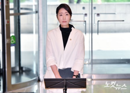 강선우 여성가족부 장관 후보자가 26일 오후 서울 종로구 이마빌딩에 마련된 인사청문회 사무실로 출근하며 소감을 밝히고 있다.