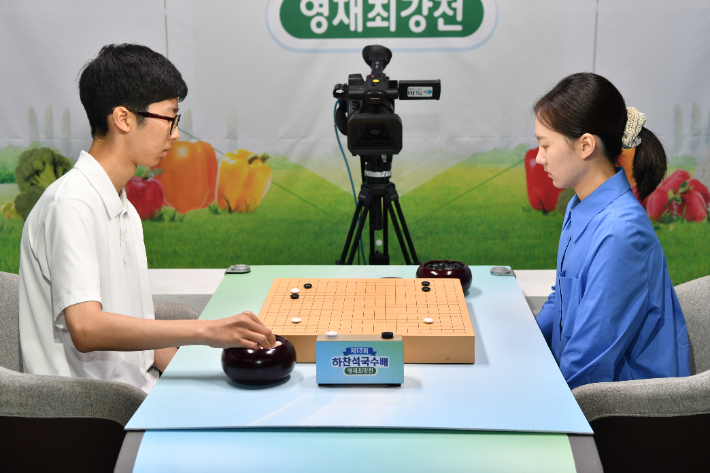 김은지 9단(사진 오른쪽)과 정준우 3단의 대국 장면. 한국기원 제공