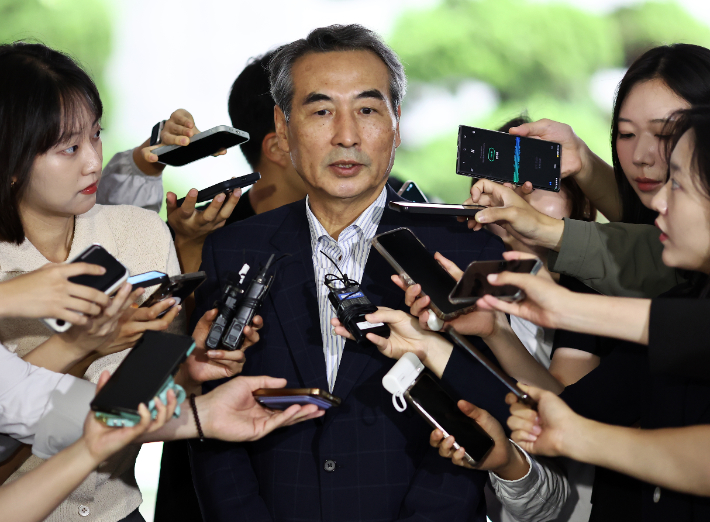 윤석열 전 대통령 부인 김건희 여사와 관련한 각종 의혹 사건을 수사하는 민중기 특별검사가 26일 서울 서초구에 마련된 특검팀 사무실로 출근하며 취재진의 질문에 답하고 있다. 연합뉴스