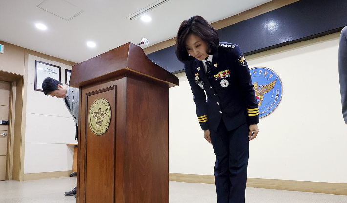 강은미 경기 화성동탄경찰서장이 지난달 28일 오후 경기 수원시 경기남부경찰청 제2회의실에서 이른바 '동탄 납치살인' 사건에 대해 공식 사과의 입장을 밝히며 피해자 및 유족에 대해 고개를 숙이고 있다. 연합뉴스