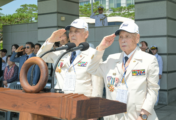 해군작전사령부가 26일 부산 중구 민주공원과 부산작전기지에서 제75주년 대한해협해전 전승기념행사를 개최했다. 해군작전사령부 제공  