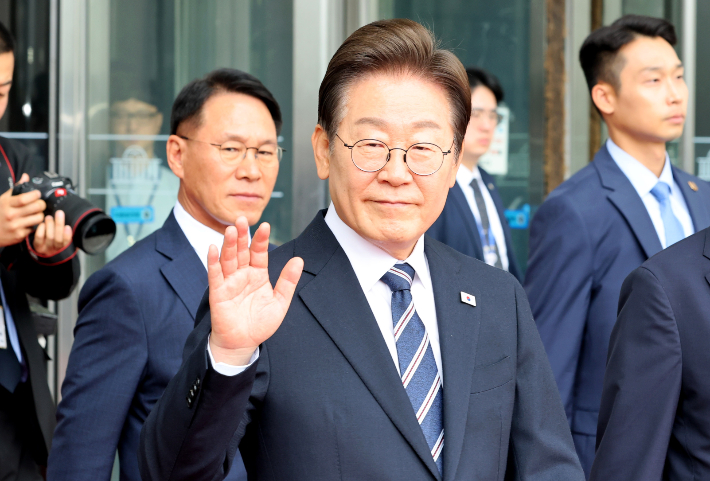 李, 대구탕집 '깜짝 식사'…"골목상권 살아야 경제 살아"