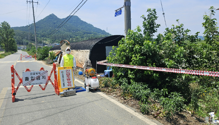 전라남도는 26일 강진읍 소재 닭 계류장에서 H5형 조류인플루엔자(AI) 항원이 검출돼 살처분 등 긴급 방역 조처에 나섰다. 전라남도 제공 
