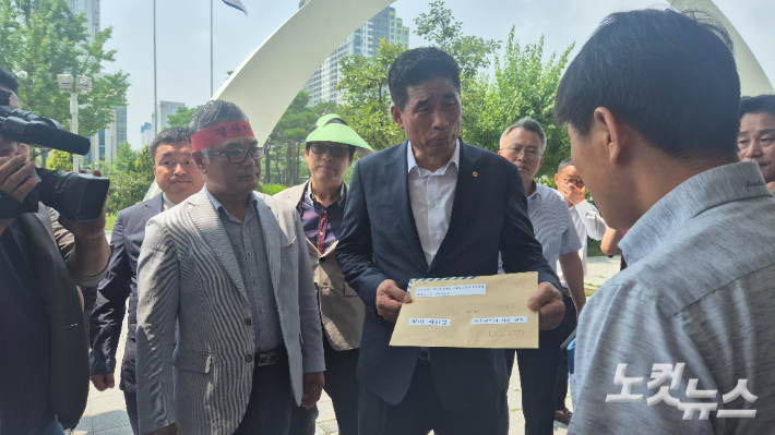 26일 오전 광주시청에서 삼거동 쓰레기 소각장 건설저지 함평범군민 대책위원회가 광주시장에게 항의 서한문을 전달하고 있다. 한아름 기자