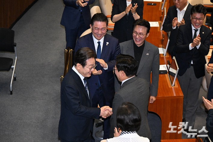 이재명 대통령이 26일 오전 서울 여의도 국회에서 2025년도 제2회 추가경정예산(추경)에 대한 시정연설을 위해 본회의장에 들어서며 더불어민주당 박찬대 의원과 인사하고 있다. 윤창원 기자