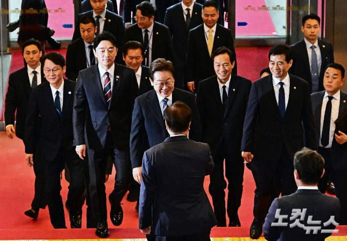 이재명 대통령이 26일 오전 2025년도 제2회 추가경정예산안에 대한 정부의 시정연설을 위해 여의도 국회에 들어서며 우원식 국회의장과 인사를 하고 있다. 윤창원 기자