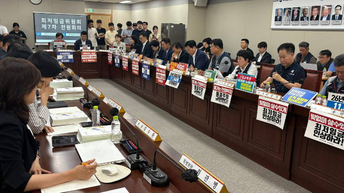 최저임금 1만 1500원이냐, 동결이냐…본격 줄다리기 돌입