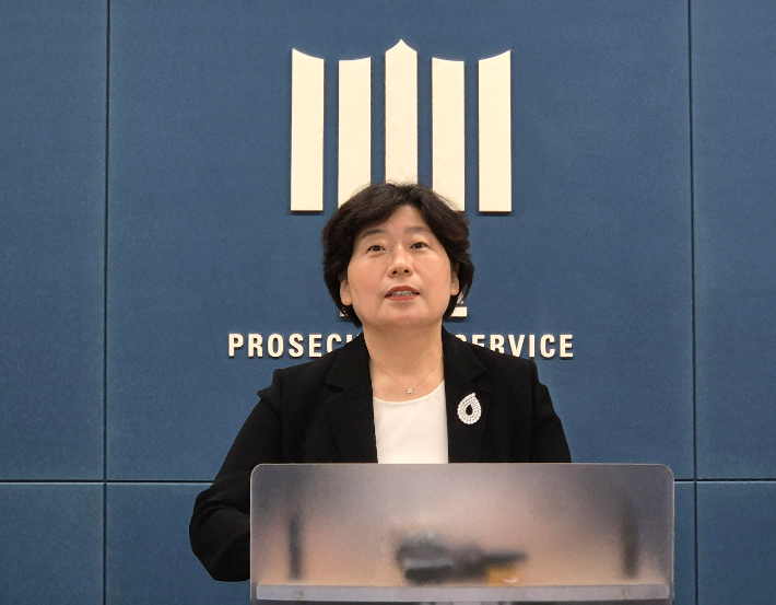 '12·3 비상계엄 사건'을 수사하는 조은석 내란 특검팀의 박지영 특검보가 24일 서울 서초구 서울고등검찰청 기자실에서 윤석열 전 대통령에 대해 특수공무집행방해 혐의 등으로 체포영장을 전격 청구했다는 내용을 브리핑하고 있다. 연합뉴스