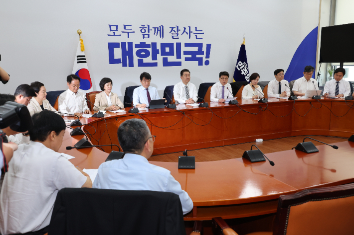 더불어민주당 원내대책회의. 연합뉴스