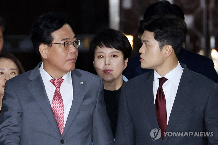 (서울=연합뉴스) 김주성 기자 = 국민의힘 김용태 비상대책위원장과 송언석 원내대표가 20일 서울 여의도 국회에서 열린 '비리백화점 이재명 정부 인사청문회 대책 긴급 의원총회'에 참석하며 대화하고 있다. 2025.6.20 utzza@yna.co.kr 연합뉴스