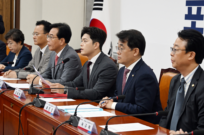 국민의힘 김용태 비상대책위원장이 18일 서울 여의도 국회 의원회관에서 열린 '군 공항 이전사업' 국정과제 채택을 위한 국회 정책세미나에 참석해 국민의례를 하고 있다. 윤창원 기자