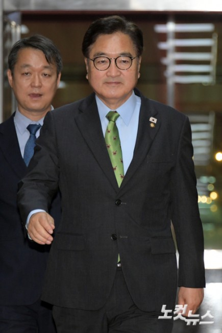 우원식 국회의장이 27일 오전 서울 여의도 국회로 출근하며 의장실로 향하고 있다.