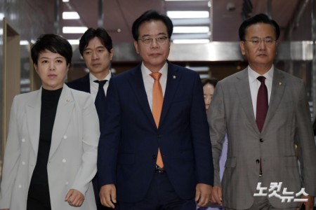 국민의힘 송언석 원내대표와 유상범 원내수석부대표가 27일 오전 서울 여의도 국회에서 우원식 국회의장과 면담을 위해 의장실로 향하고 있다.