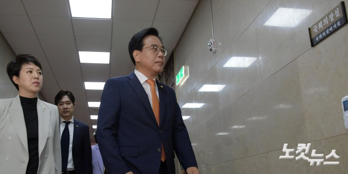 국민의힘 송언석 원내대표가 27일 오전 서울 여의도 국회에서 우원식 국회의장과 면담을 위해 의장실로 향하고 있다.